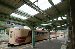 谷川駅を出発するこうのとり号