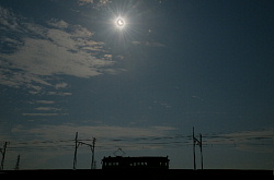 日食の下をひた走るモ161型