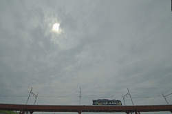 梅雨の空とモ351形