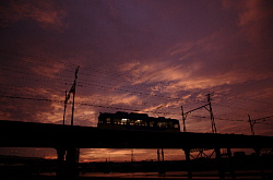 小雨の中の夕焼け