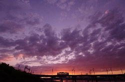 燃えるような夕日とモ351形