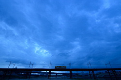 梅雨の空とモ501形