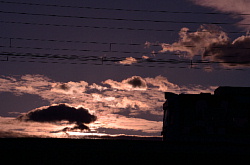 強烈な夕日とモ501形