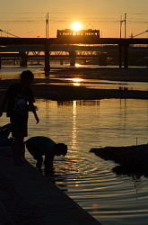 川遊びに興じる少年達