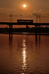 朝日と大和川橋梁とモ161形