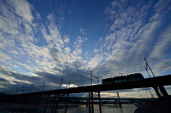 夕空の中橋を渡る堺トラム