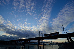 夕空の中橋を渡るモ161形