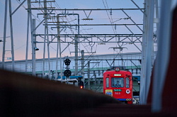大和川橋梁を渡る真っ赤な車輌