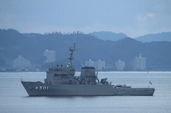 湾内に停泊中の自衛艦